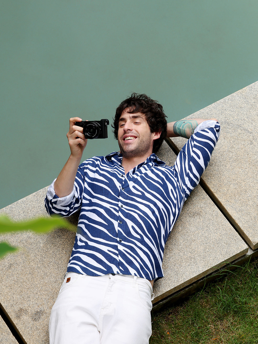 Contrast-Zebra Imprint Shirt