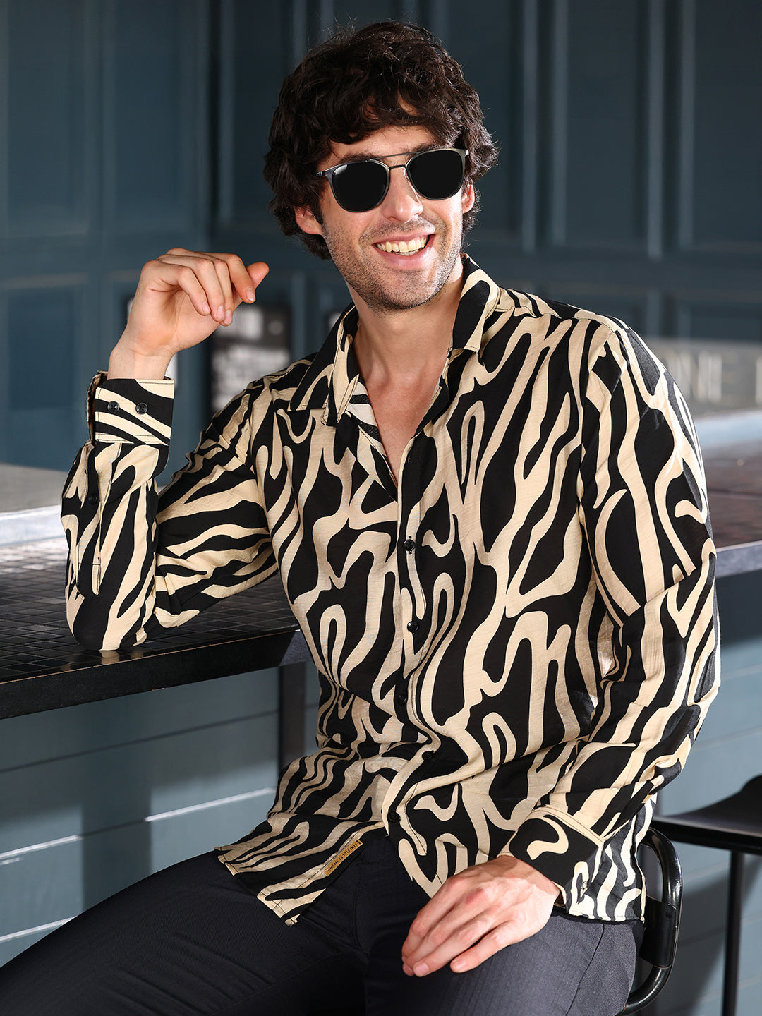 Contrast-Flowing Imprint Shirt