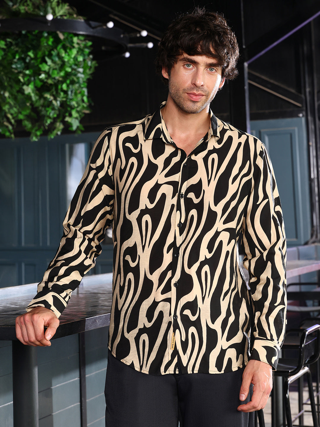 Contrast-Flowing Imprint Shirt