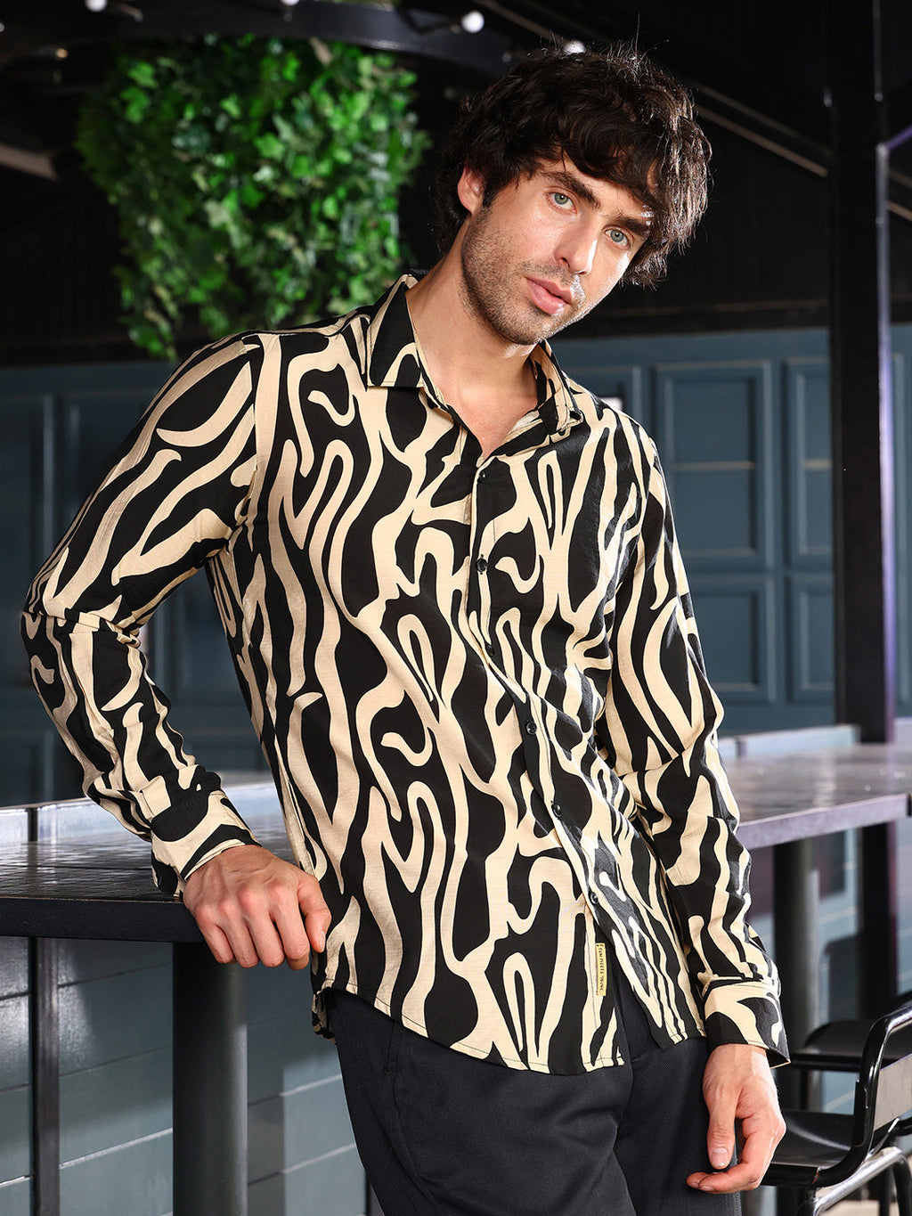 Contrast-Flowing Imprint Shirt