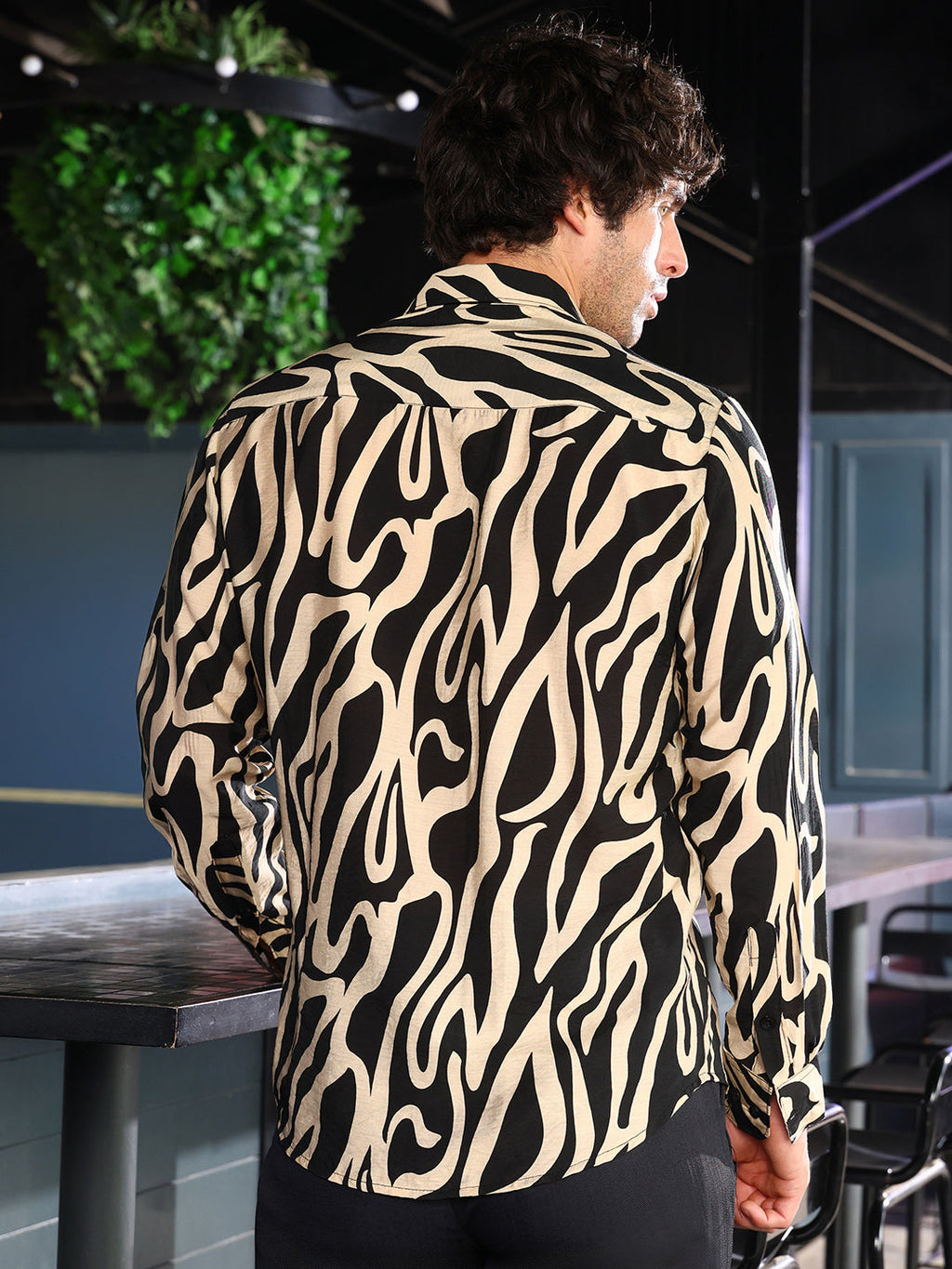 Contrast-Flowing Imprint Shirt