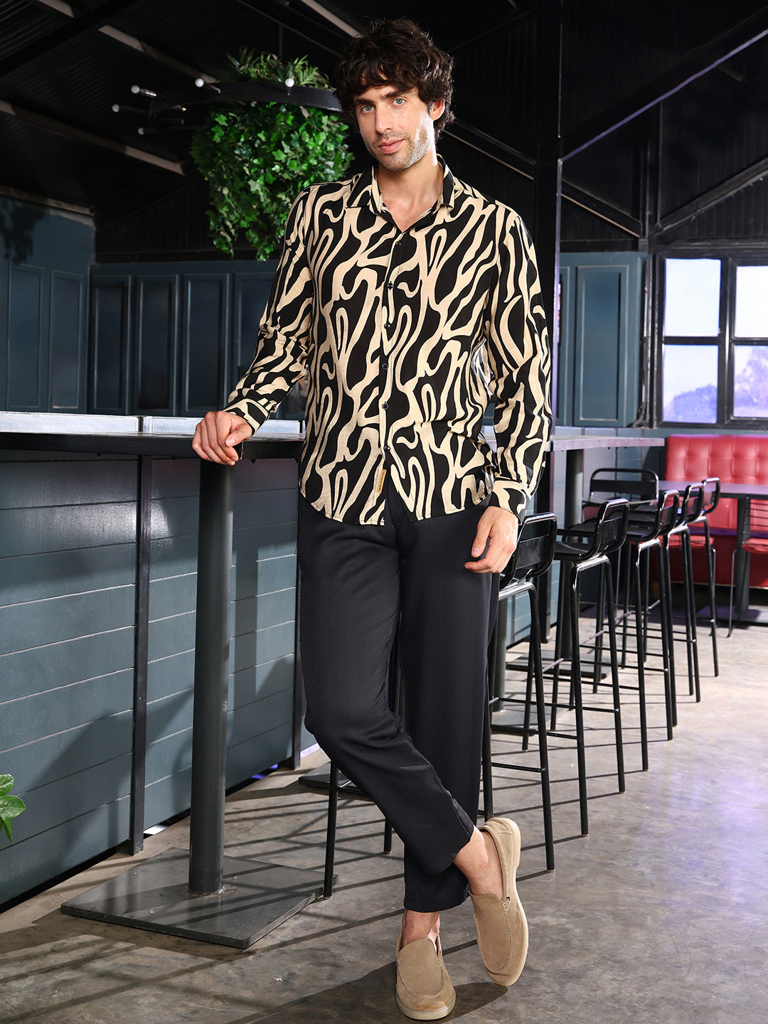 Contrast-Flowing Imprint Shirt