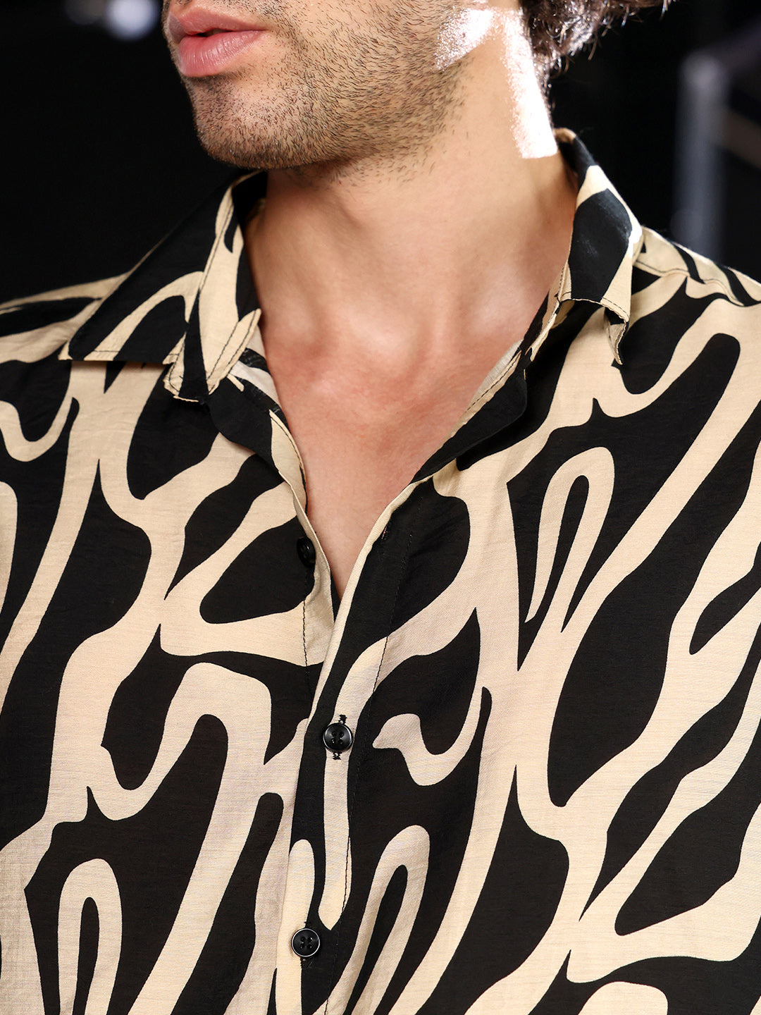 Contrast-Flowing Imprint Shirt