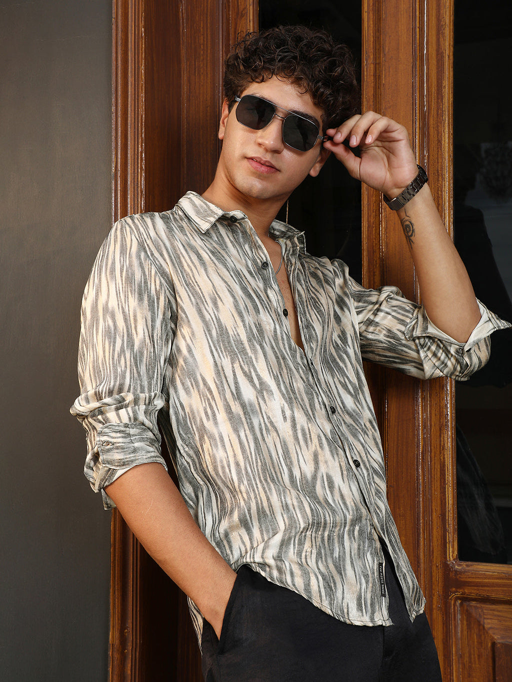 Contrast-Abstract Imprint Shirt