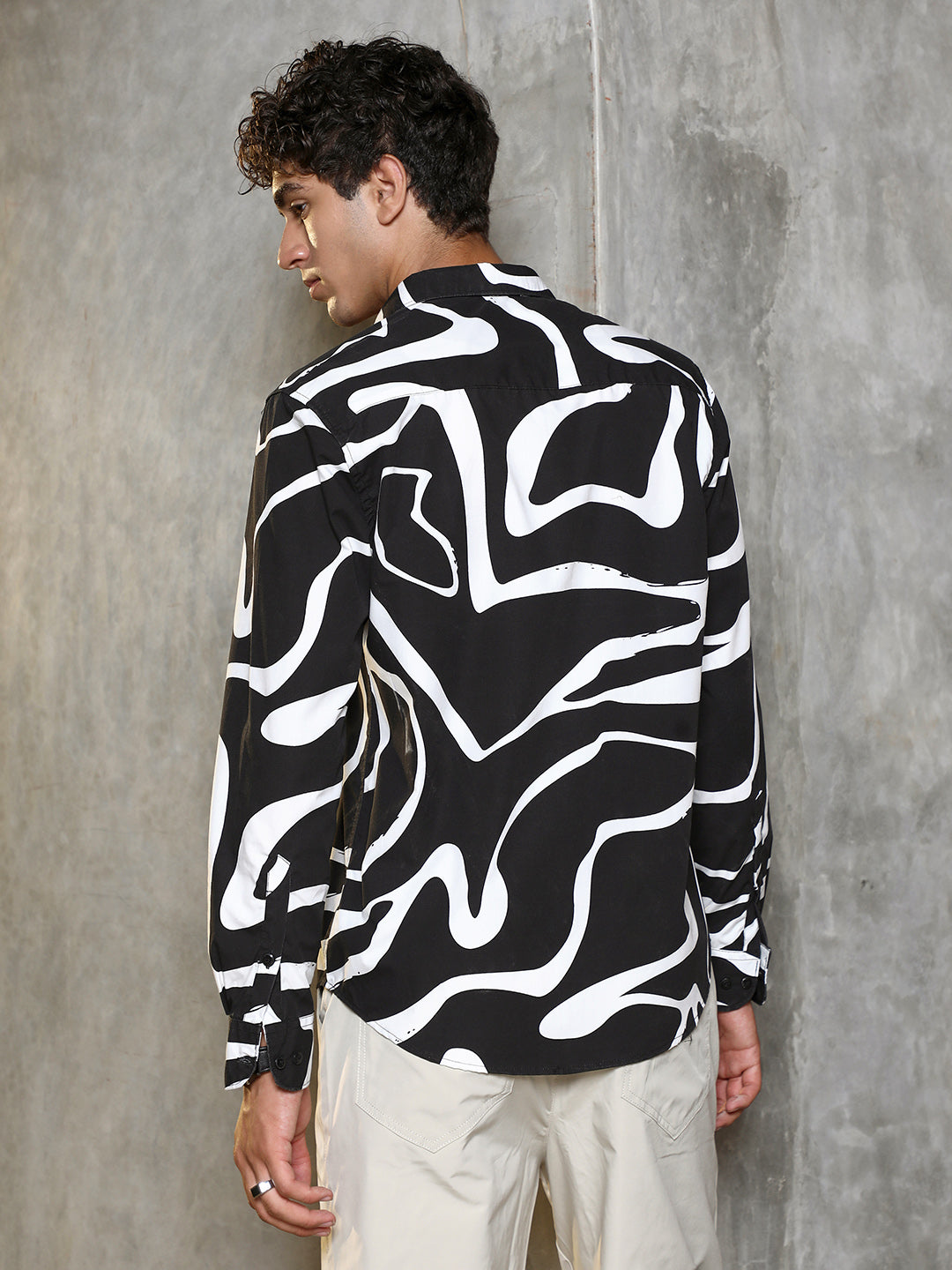 Contrast-Graffiti Imprint Shirt