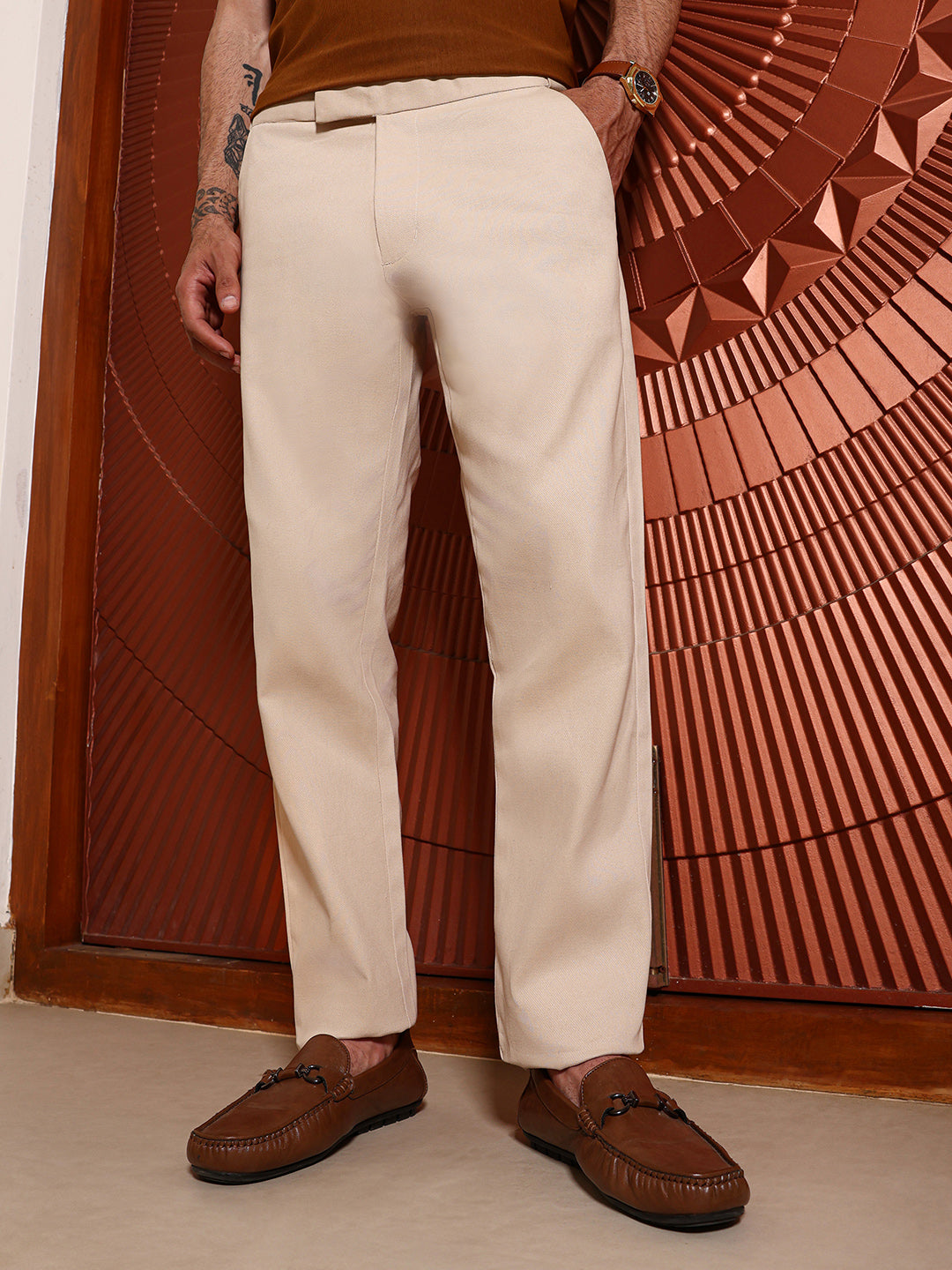 ₹1,099 | Campus Sutra Men Beige Regular Fit Cotton Trousers