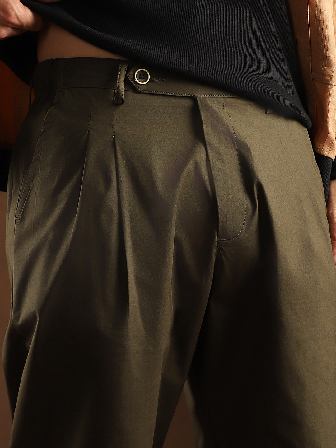 Lightweight - Solid-Pleated Chino Trousers