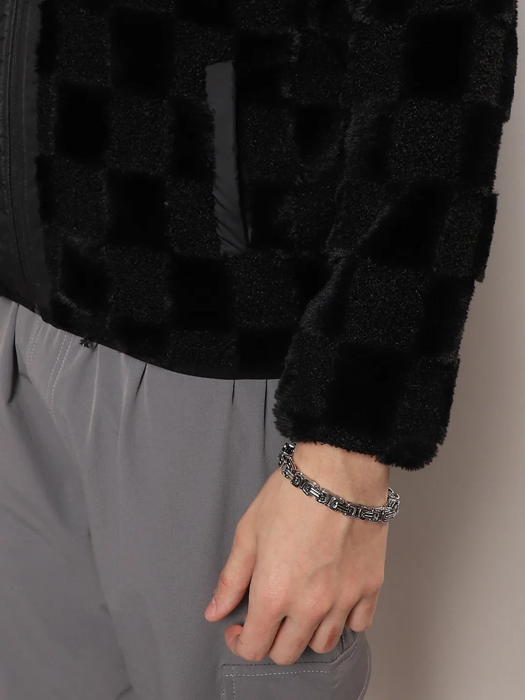 ₹2,399 | Campus Sutra Men's Carbon Black Fleece Buffalo