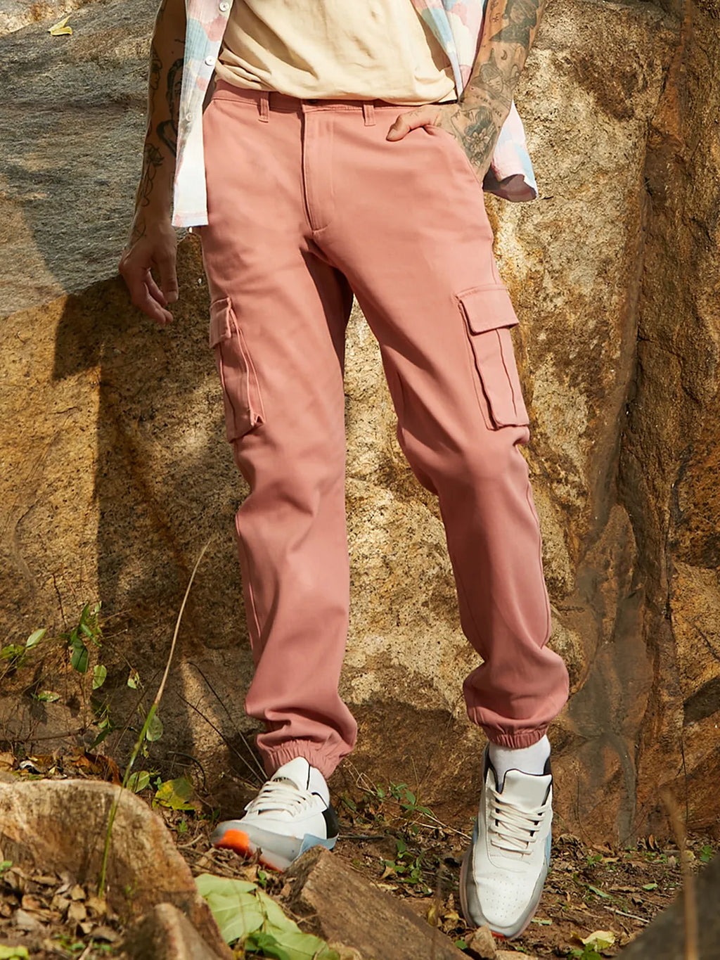 Campus Sutra Men's Nude Pink Cuffed Hem Cargo Trousers - Campussutra